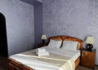 Сдаю 2-комнатную квартиру, 55 м2, Алушта, Набережная улица, 18 А