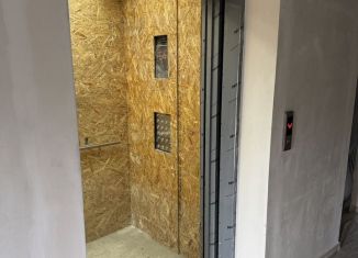 Продаю 1-комнатную квартиру, 42 м2, Махачкала, улица Времена Года, 3, ЖК Времена Года