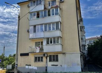 Продам 1-ком. квартиру, 30 м2, Новороссийск, Суворовская улица, 1