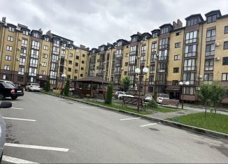 Продается 2-ком. квартира, 70 м2, Владикавказ, улица Шамиля Джикаева, 1А, 18-й микрорайон