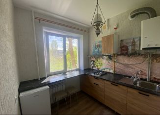 Продаю 1-комнатную квартиру, 32 м2, Керчь, улица Александра Матросова, 3
