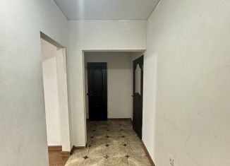 Сдается трехкомнатная квартира, 83 м2, Дагестан, улица Ленина, 96