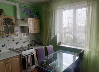 Сдается в аренду трехкомнатная квартира, 80 м2, Курск, проспект Вячеслава Клыкова, 2А