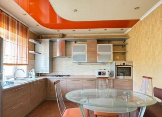 Сдаю в аренду трехкомнатную квартиру, 90 м2, Армавир, улица Советской Армии, 222/7