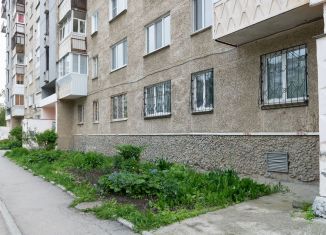 Продажа 3-комнатной квартиры, 60.1 м2, Екатеринбург, Орджоникидзевский район, улица Уральских Рабочих, 8